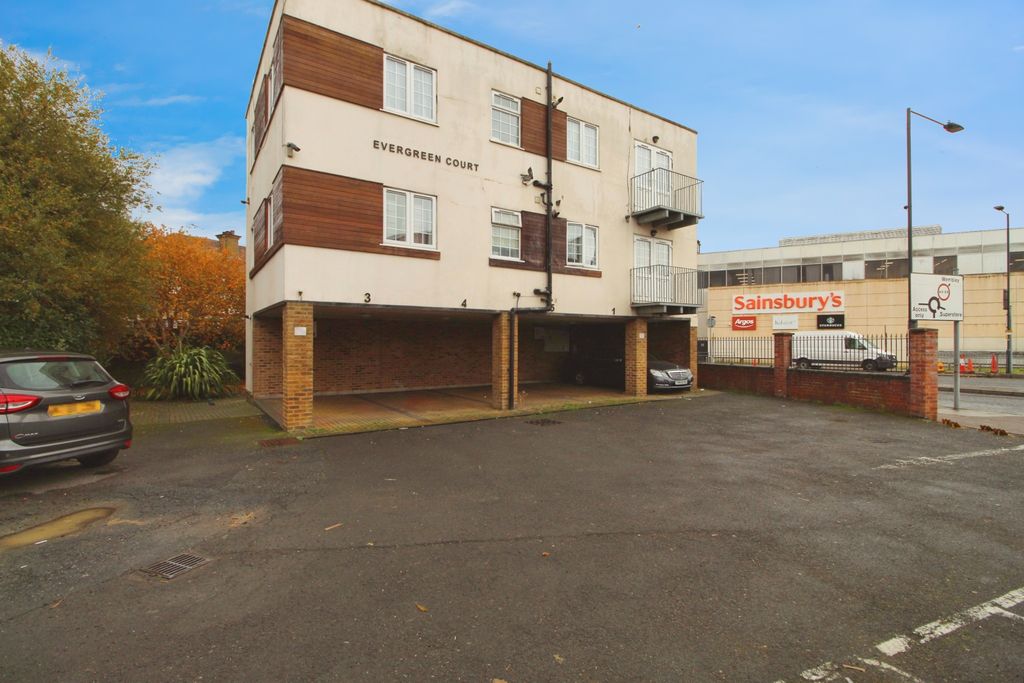 Property photo 1 of 13 One Bedroom Ground Floor Flat To Rent