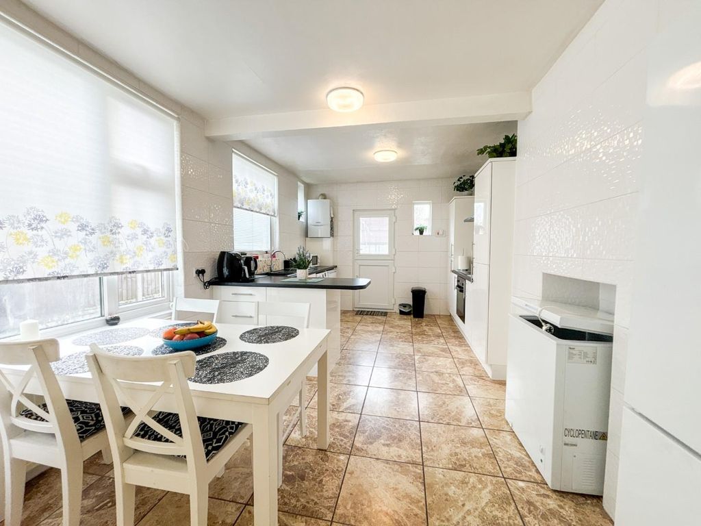 Property photo 3 of 21 Kitchen/ Dining Room