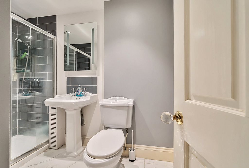 Property photo 3 of 9 Bathroom