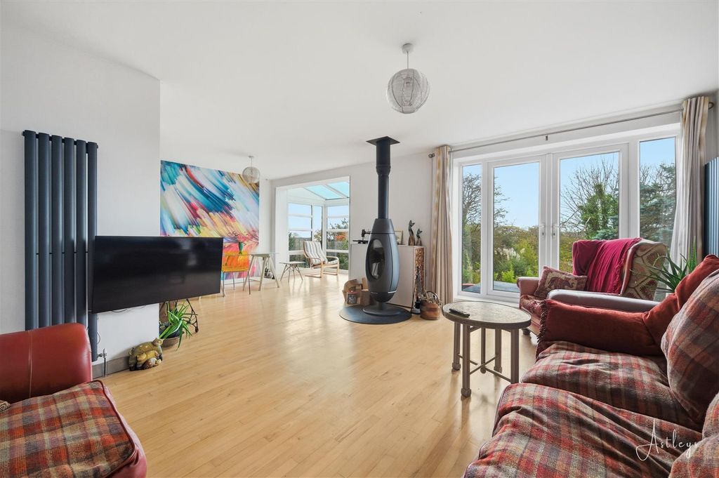 Property photo 2 of 40 Lounge/Dining Room