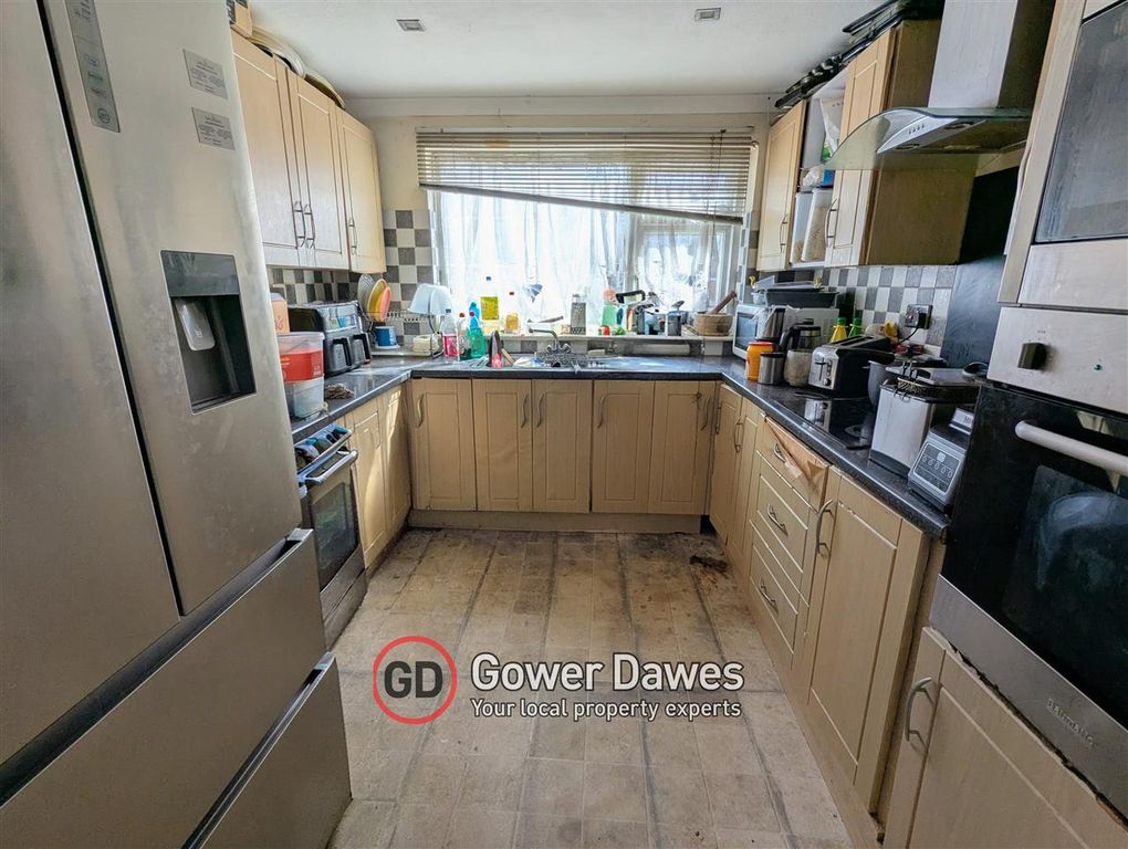 Property photo 2 of 7 Kitchen