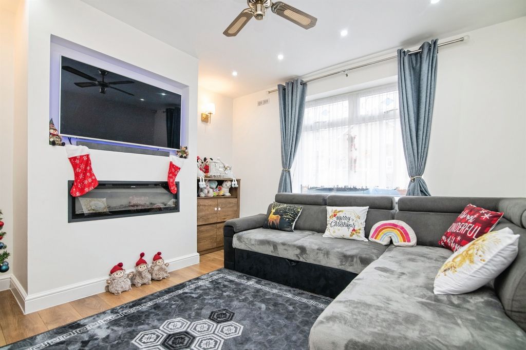 Property photo 2 of 18