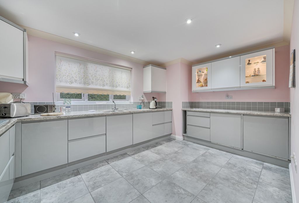 Property photo 2 of 12 1381987-12-691752...