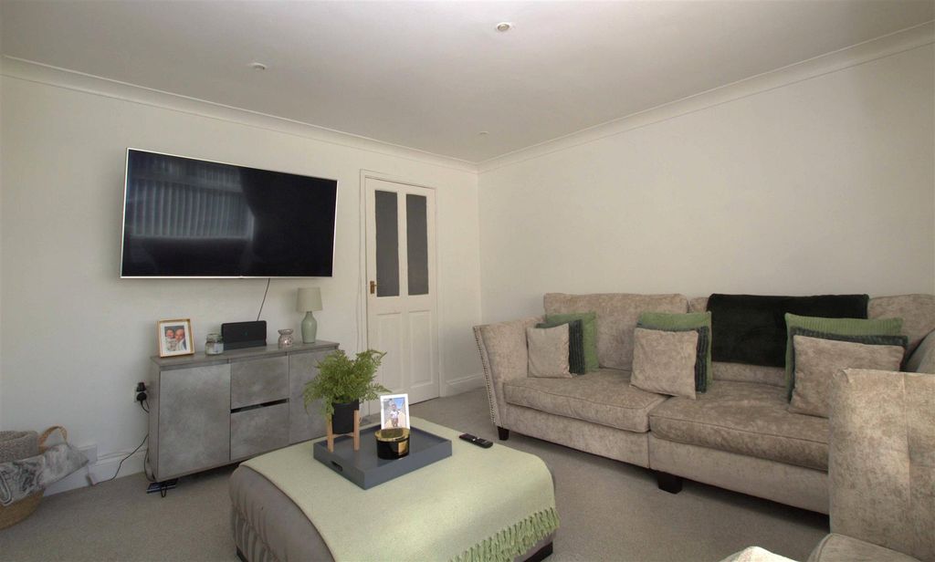Property photo 2 of 7 Lounge