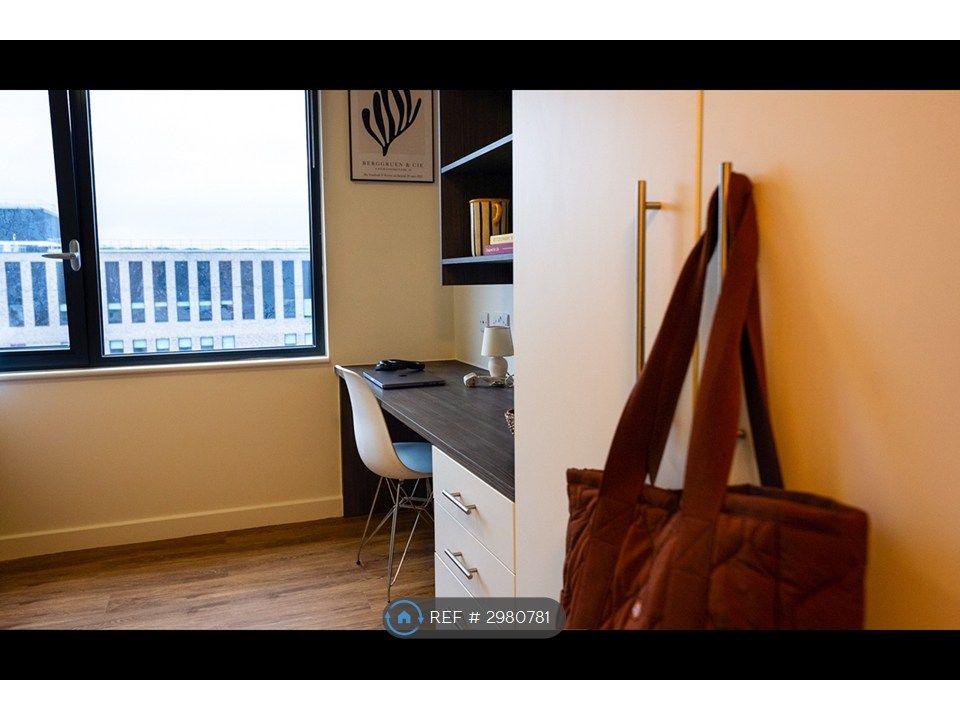 Property photo 3 of 12 Desk