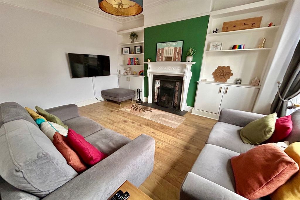 Property photo 3 of 27 Living Room