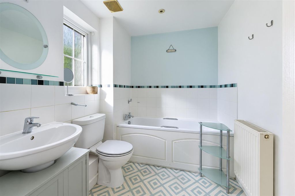 Property photo 3 of 12 Hartington Close (9).Jpg