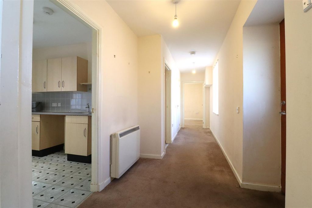 Property photo 2 of 18 Entrance Hall
