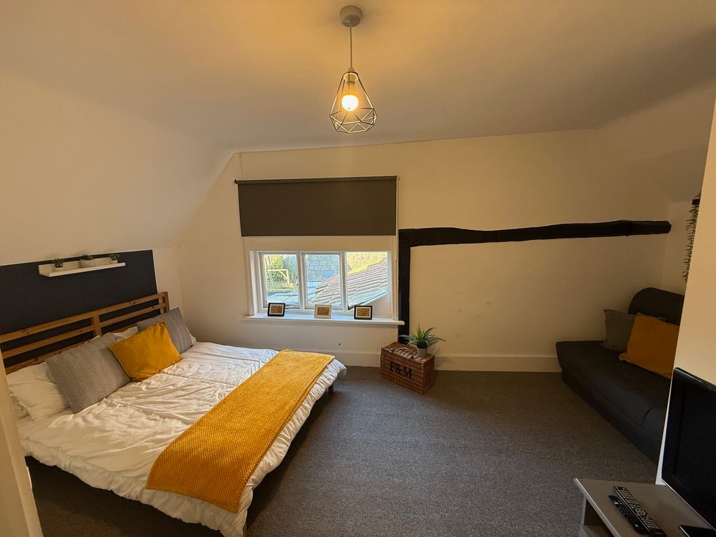 Property photo 2 of 6 Bedroom