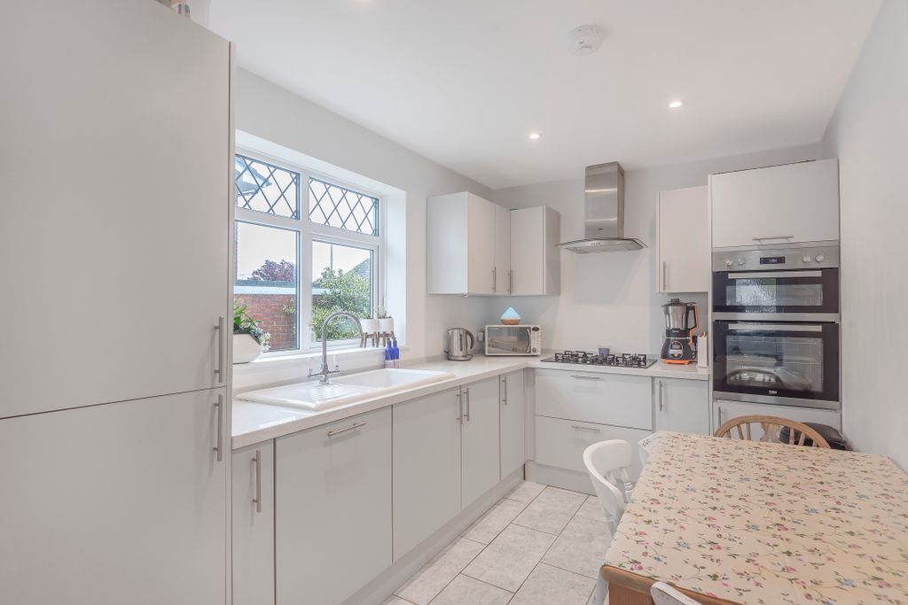 Property photo 2 of 6 Kitchen