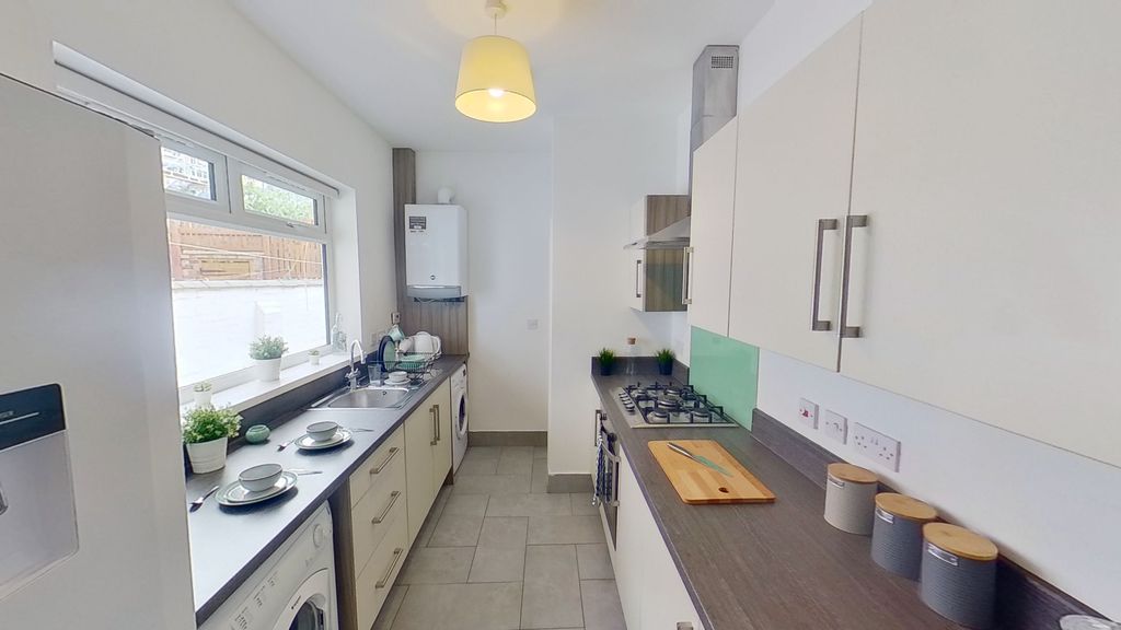 Property photo 1 of 11 Kitchen