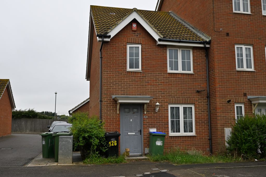 Property photo 1 of 8 Westview Close
