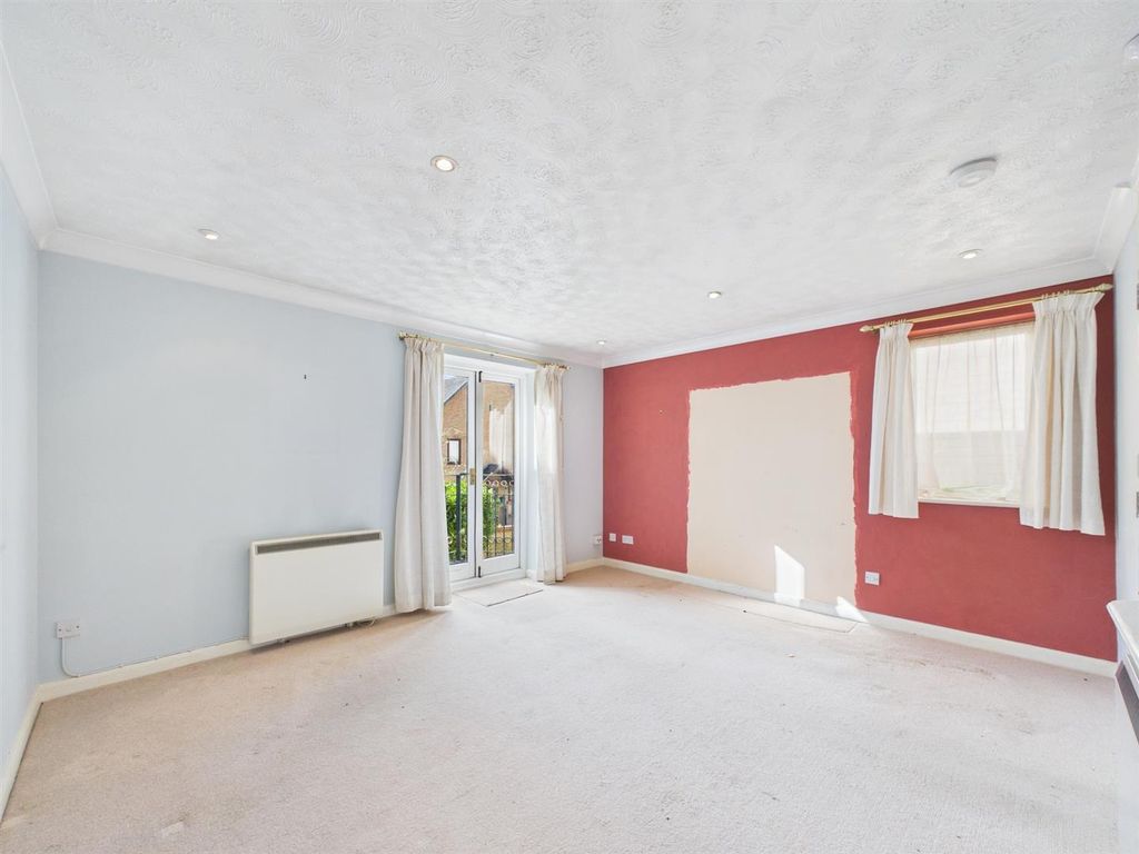 Property photo 3 of 11 Living Room