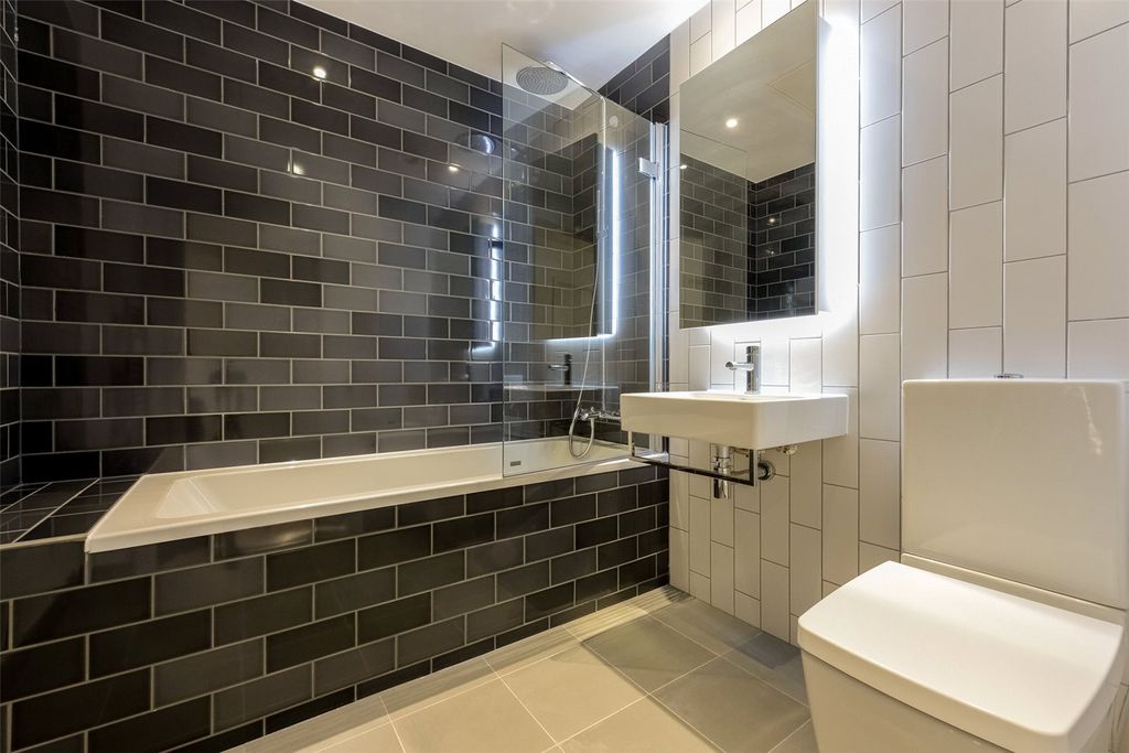 Property photo 3 of 8 Bathroom