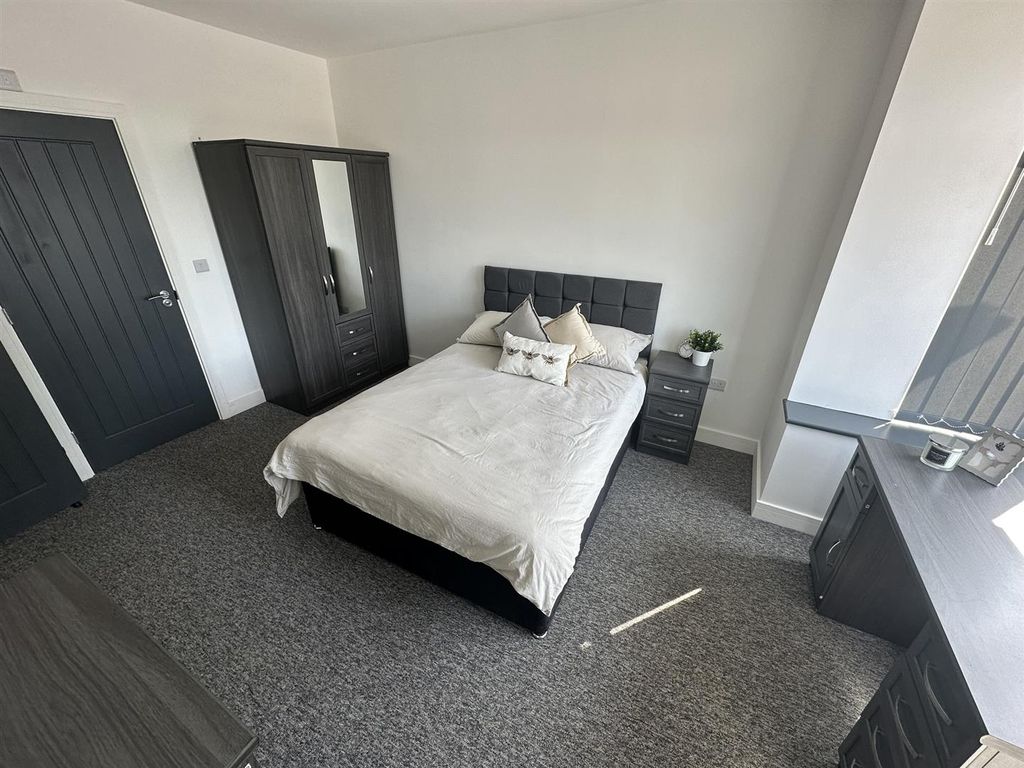 Property photo 3 of 9 Room 1