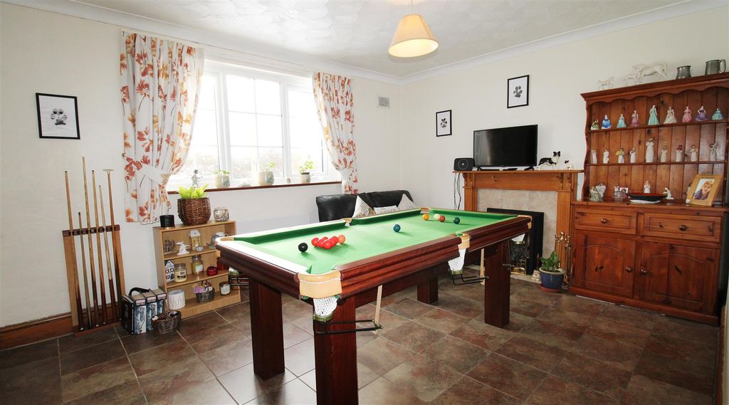 Property photo 2 of 21 Living Room