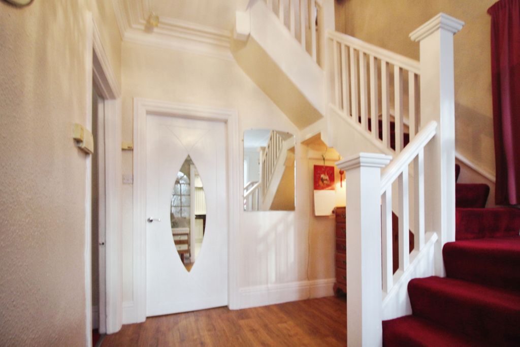 Property photo 3 of 25 Entrance Hall