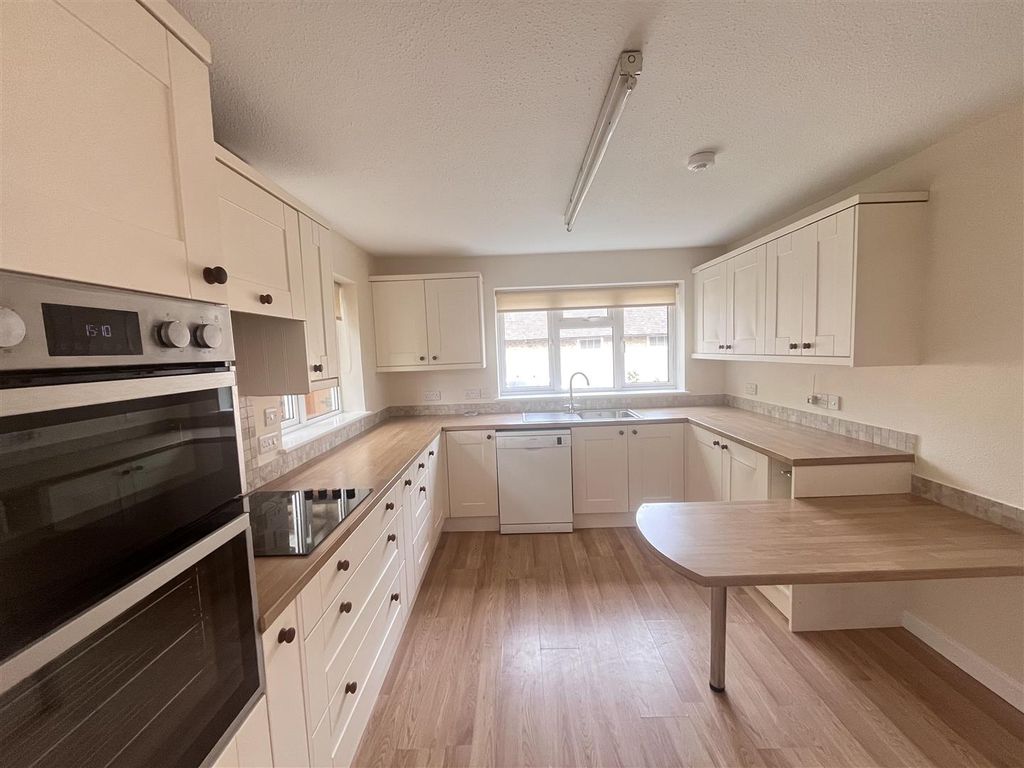 Property photo 3 of 14 Kitchen