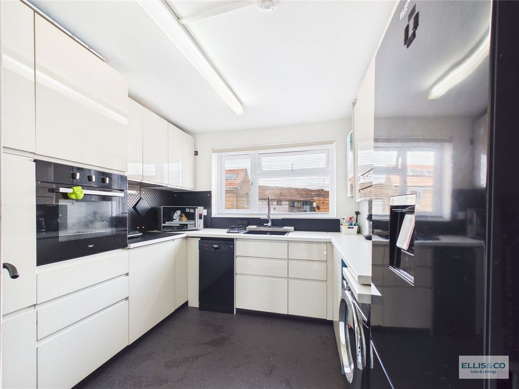 Property photo 3 of 8 Picture No. 11