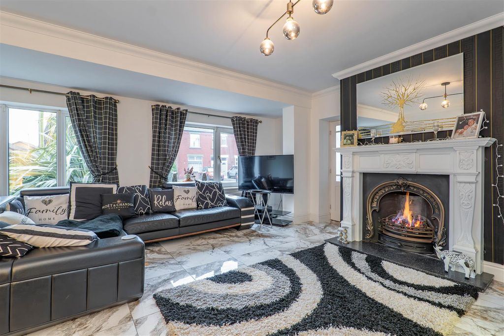 Property photo 2 of 39 Lounge