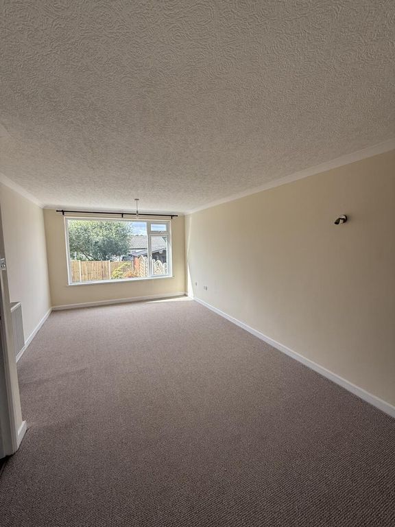 Property photo 3 of 11 Living Room