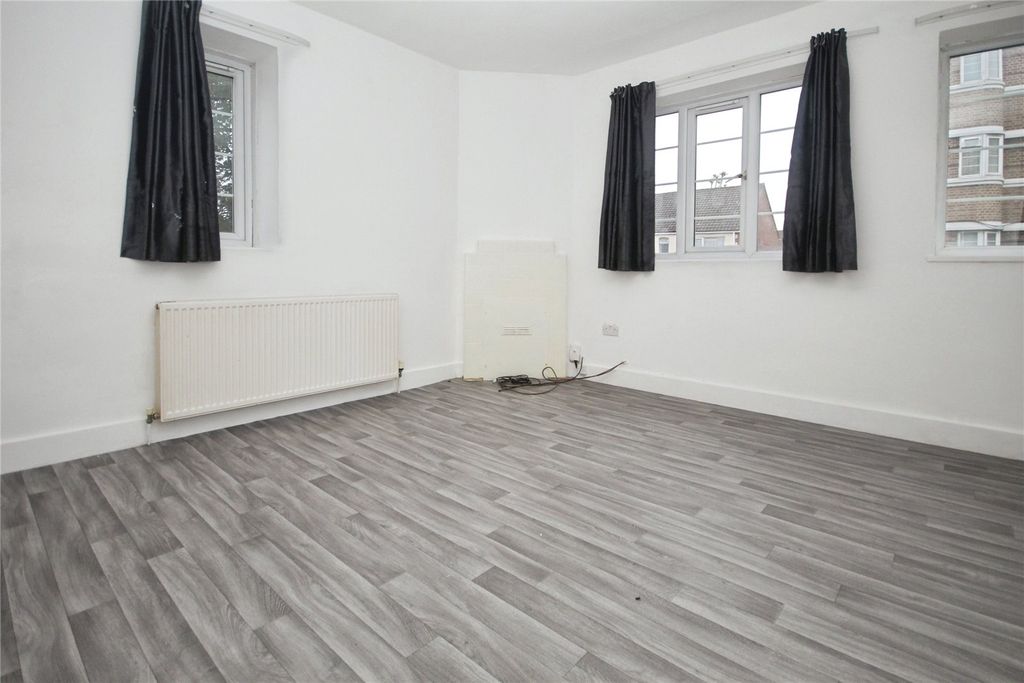 Property photo 3 of 11 Reception