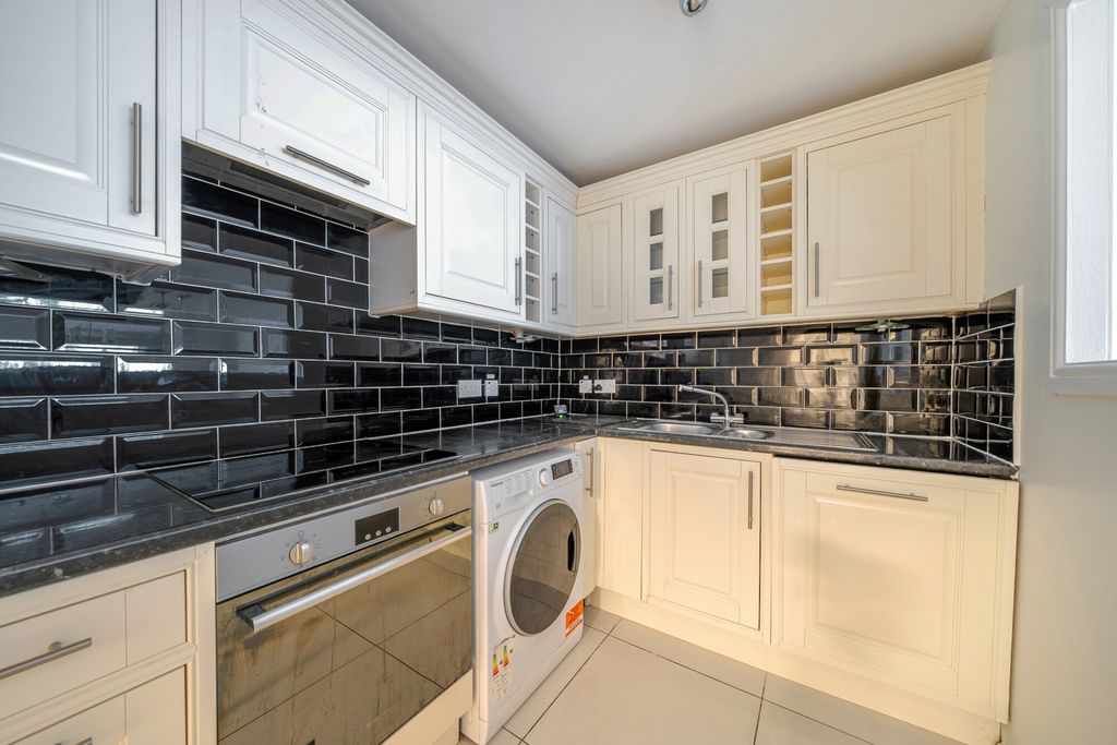 Property photo 3 of 11 Kitchen