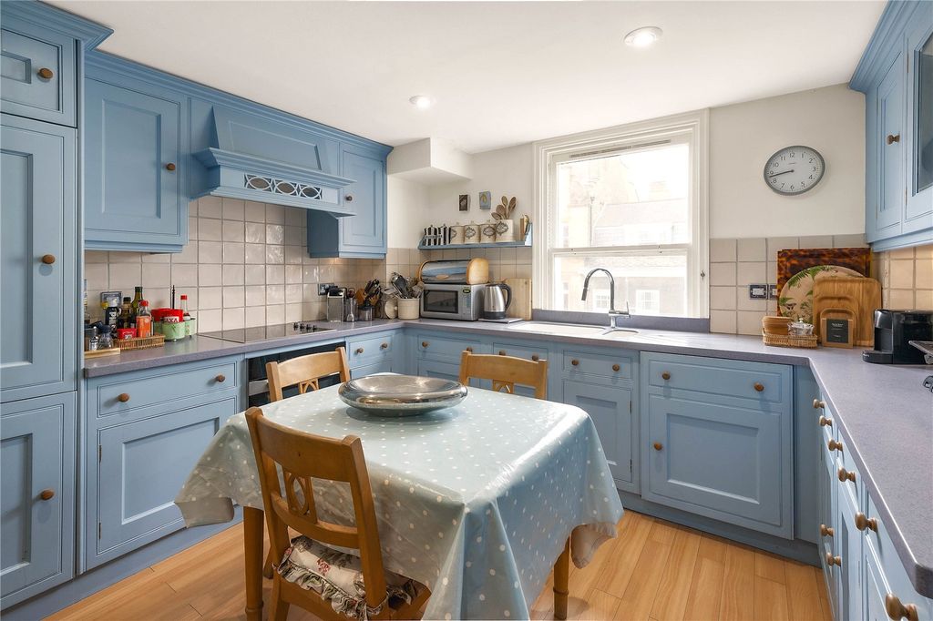 Property photo 3 of 11 Kitchen