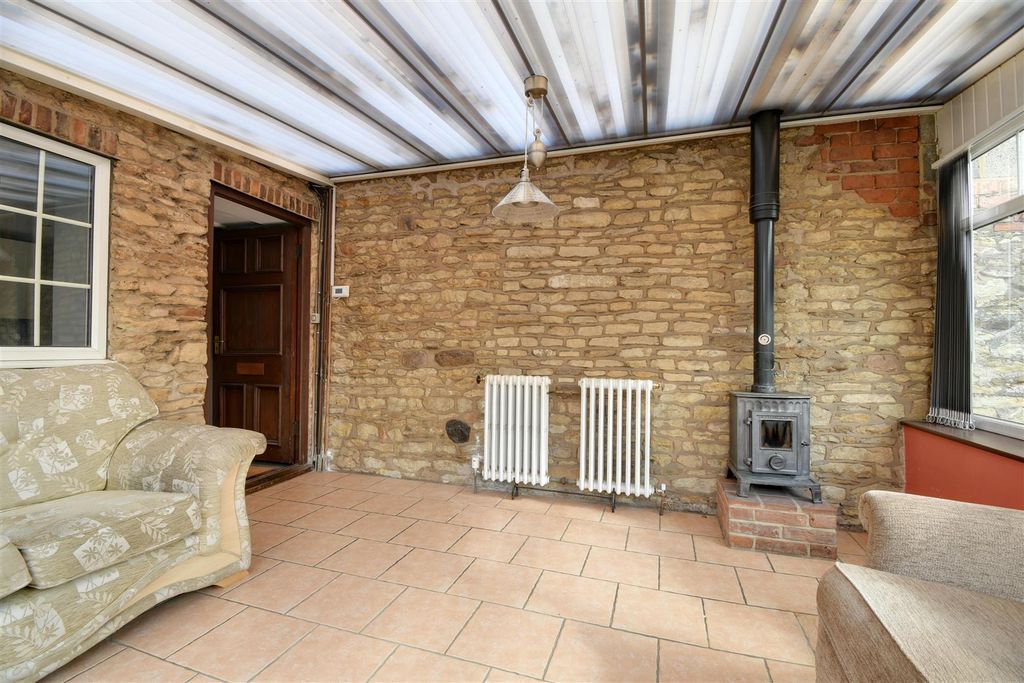 Property photo 3 of 21 Conservatory
