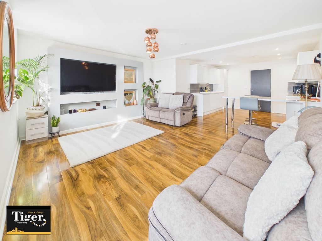 Property photo 2 of 15 Cam02176G0-Pr0828-Still009