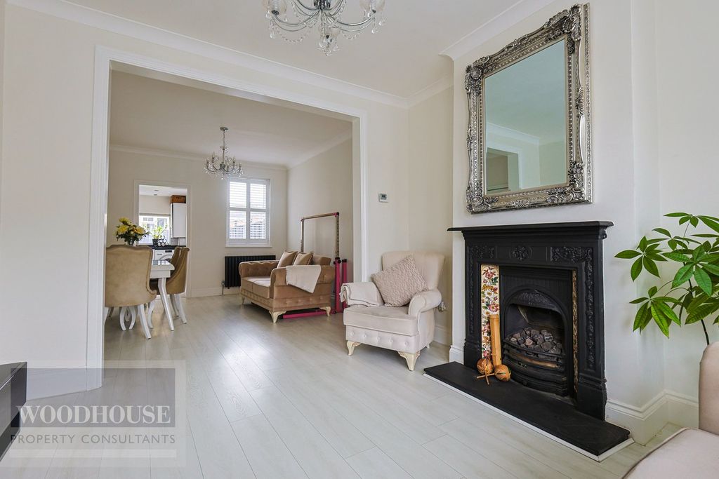 Property photo 2 of 27