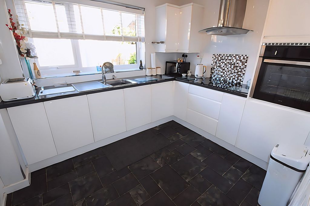 Property photo 3 of 17 Kitchen