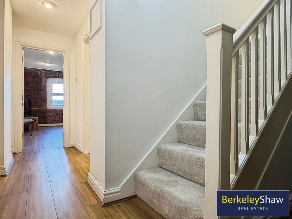 Property photo 3 of 24 Entrance Hall