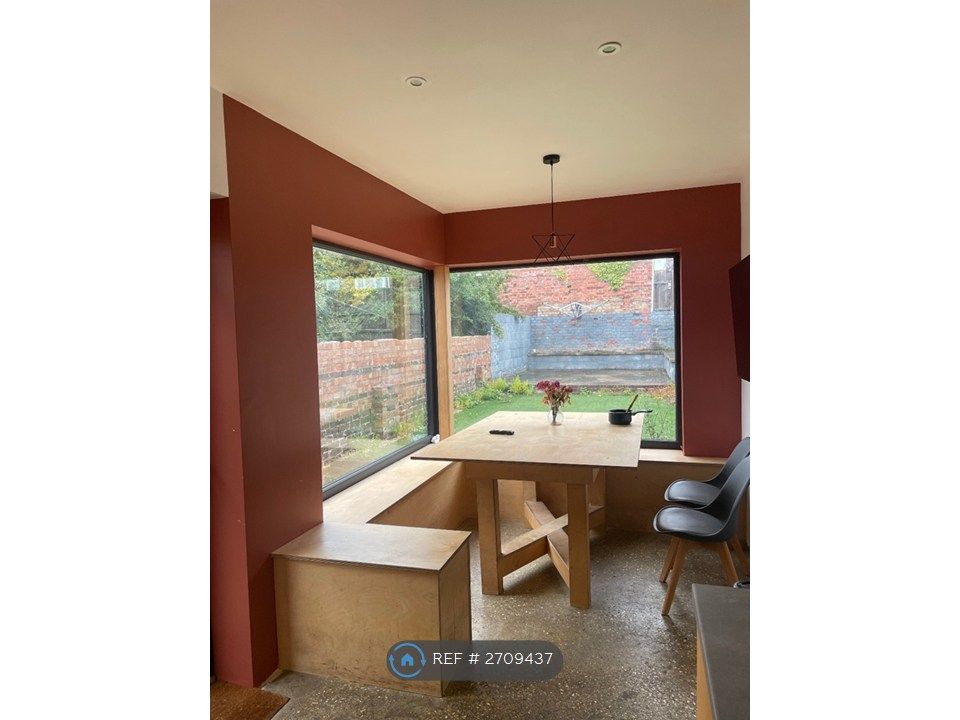 Property photo 2 of 21 Newly Repainted Kitchen
