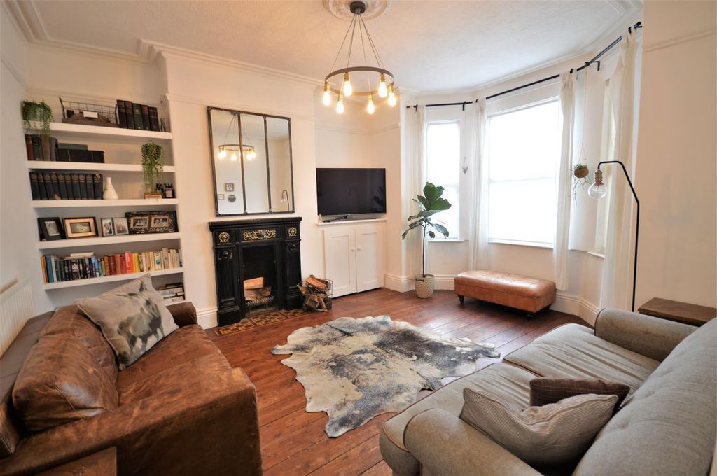 Property photo 3 of 11 Lounge