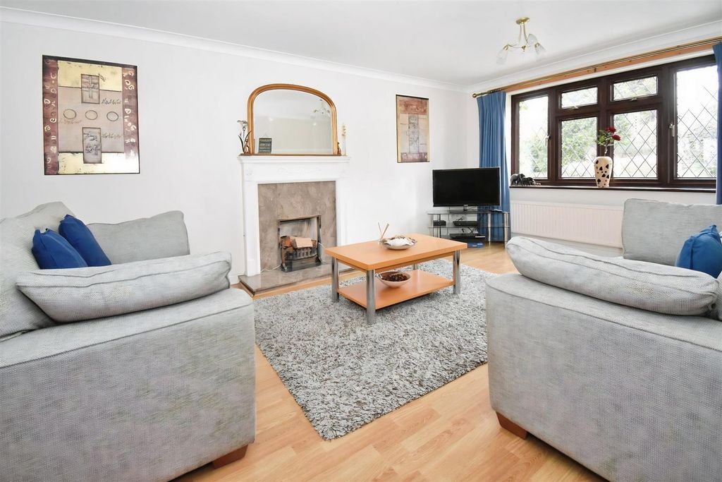 Property photo 2 of 22 6186Fda1-Hg 20Living 20Room.Jpg