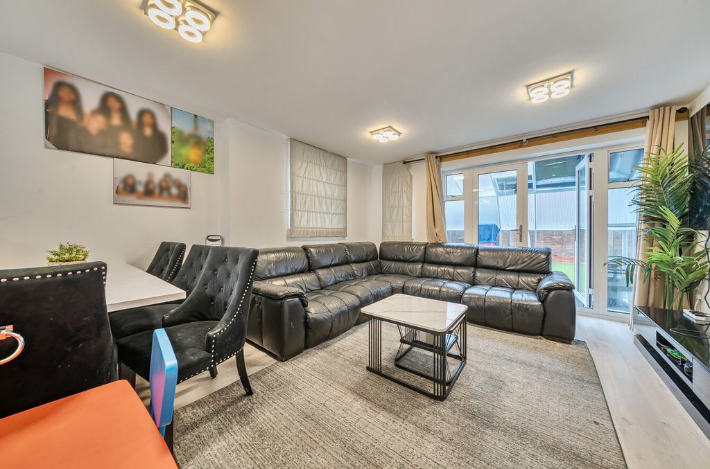 Property photo 2 of 18 Reception