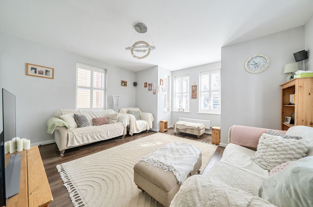 Property photo 3 of 23 1439992-1-69d639A...