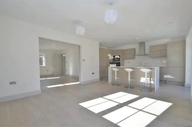 Property photo 3 of 13 Ickenham - Kitchen