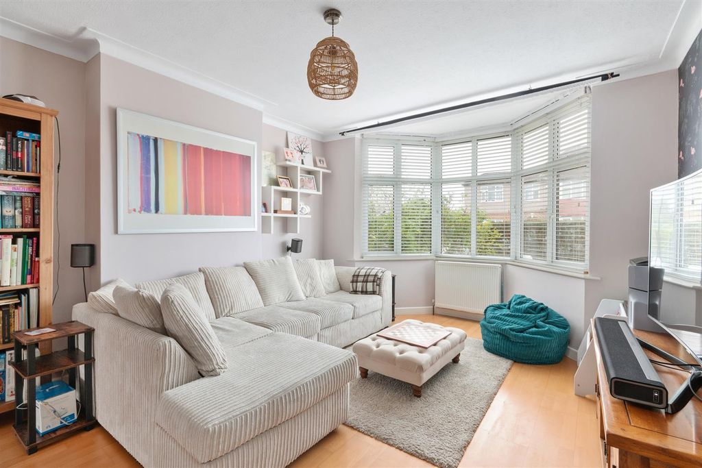 Property photo 2 of 12 Queen Mary Avenue