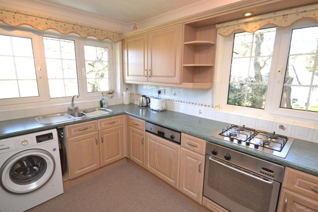 Property photo 2 of 10 Kitchen