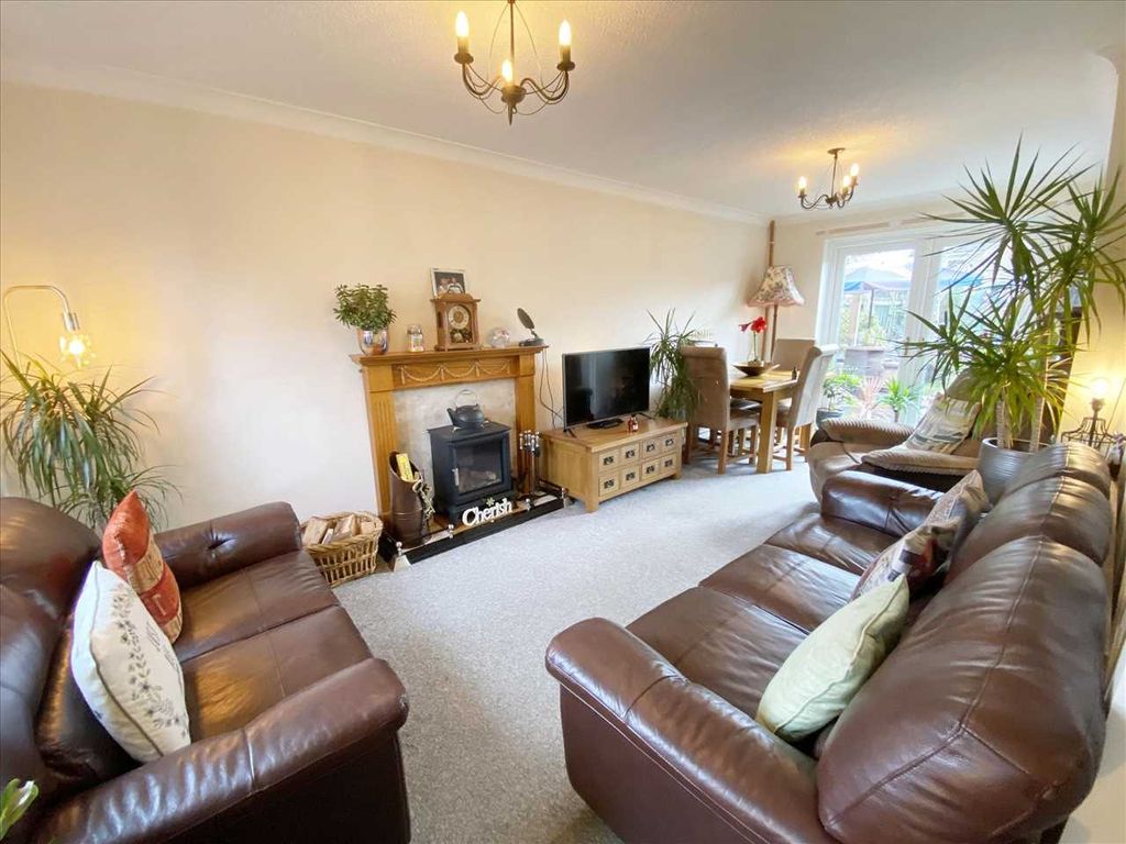 Property photo 2 of 10 Lounge: