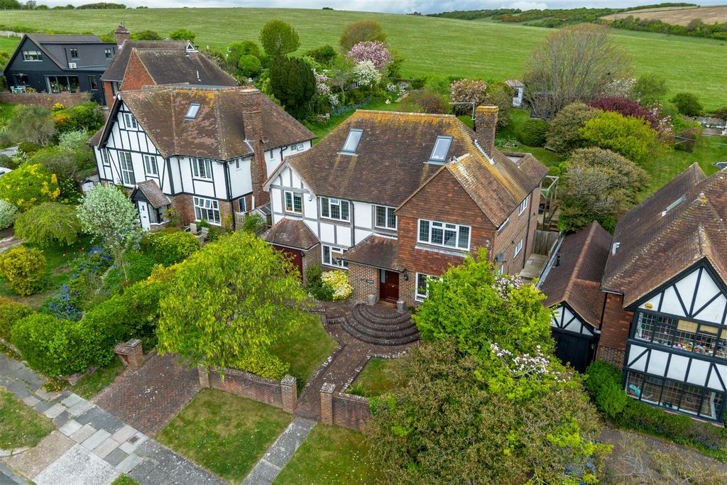 Property photo 3 of 32