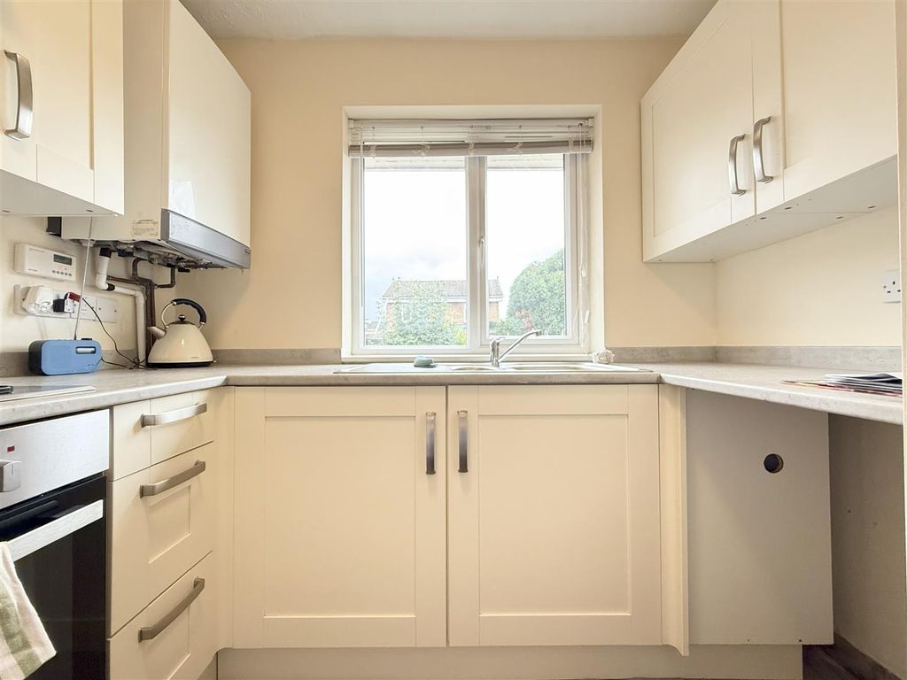 Property photo 3 of 10 Kitchen