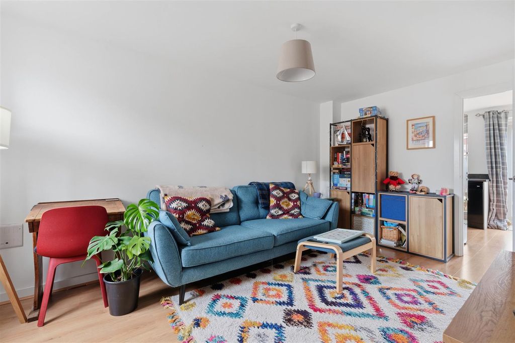 Property photo 3 of 19 23 Crown Farm Close (9 Of 23).Jpg