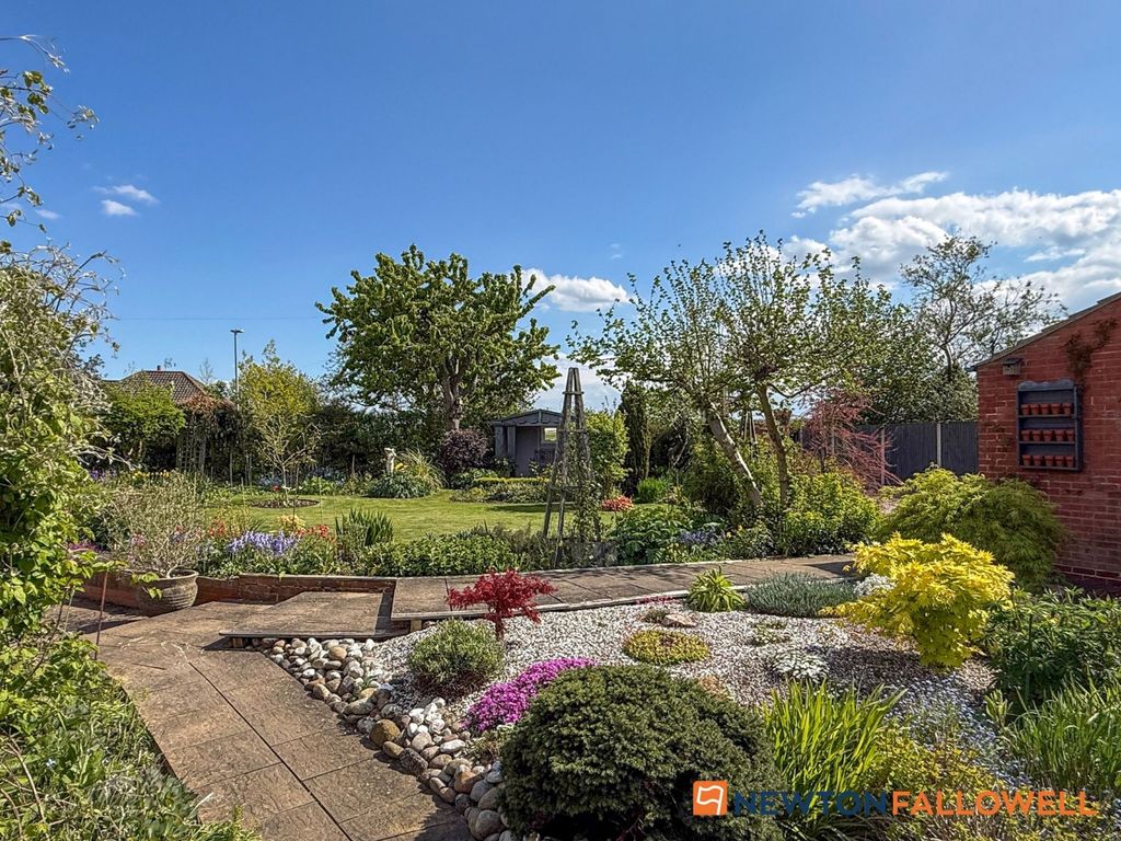 Property photo 2 of 30 Landscaped Garden