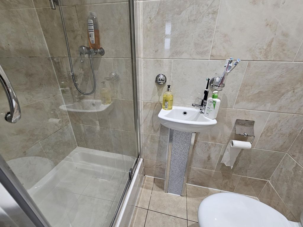 Property photo 3 of 27 A Clean And Well-Maintained Bathroom Featuring A S...
