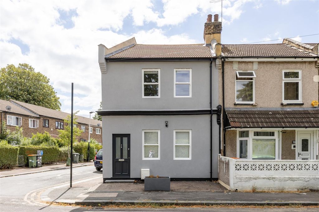 Property photo 1 of 31 Cemetery Road, E7