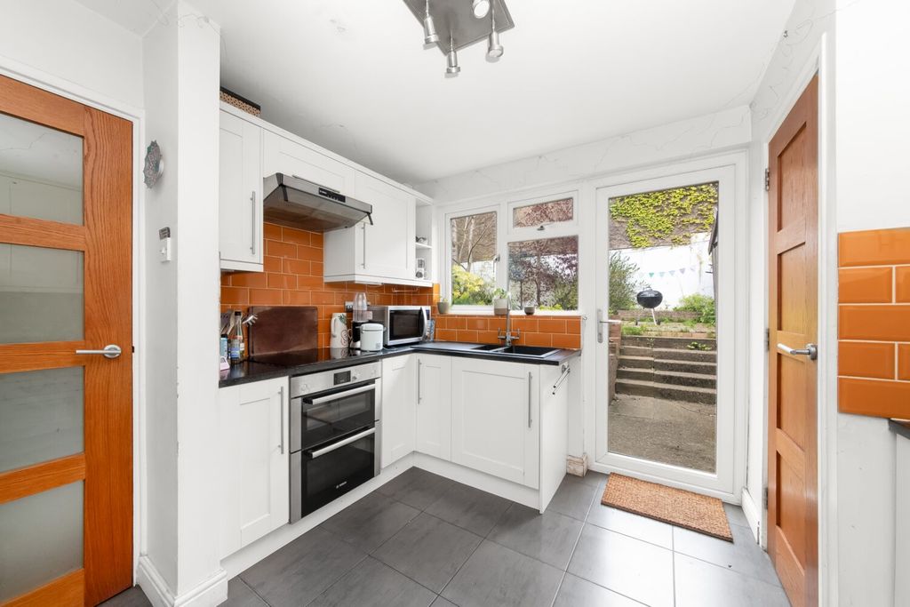 Property photo 2 of 10 Kitchen