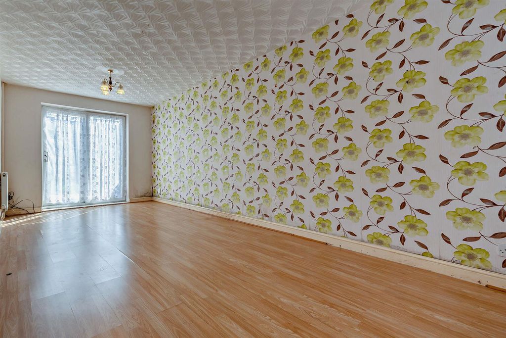 Property photo 2 of 5 8697004-Interior01-800.Jpg